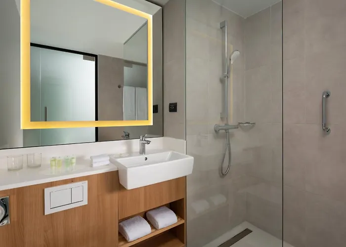 Courtyard By Marriott Floreasca 酒店 4*